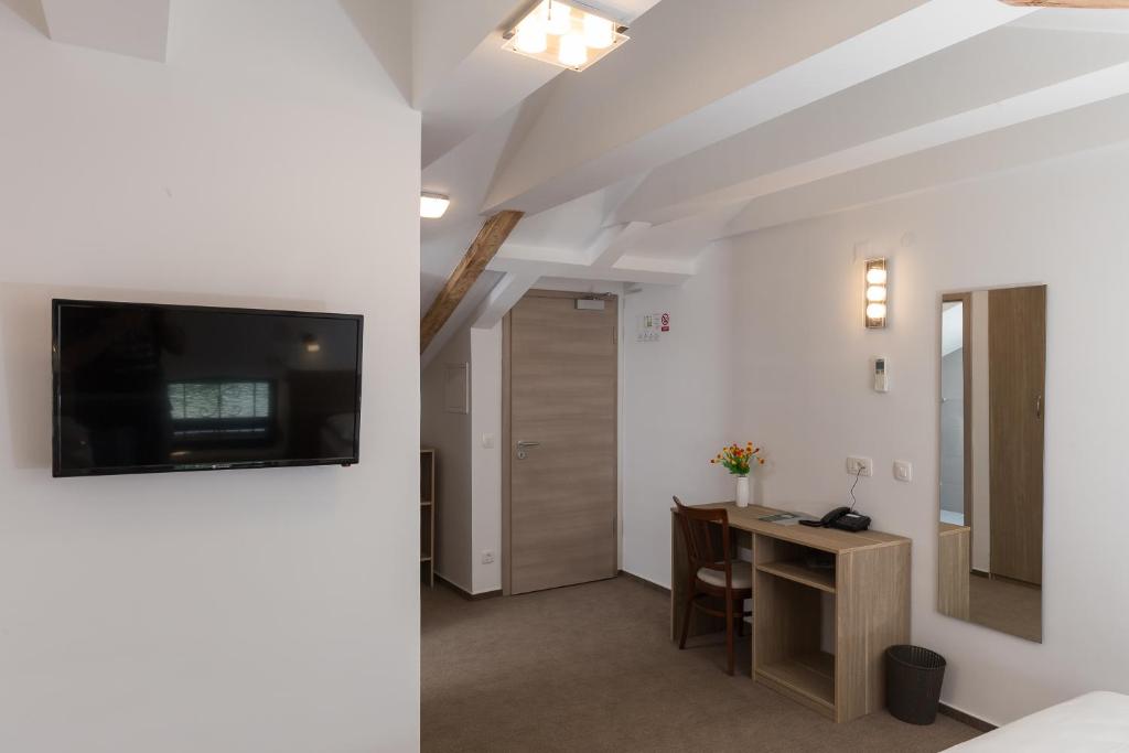 Televízia a/alebo spoločenská miestnosť v ubytovaní Hotel Vimbula - Komolac