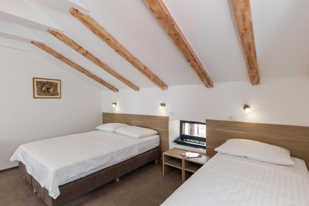 Posteľ alebo postele v izbe v ubytovaní Hotel Vimbula - Komolac