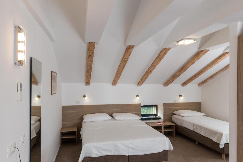 Posteľ alebo postele v izbe v ubytovaní Hotel Vimbula - Komolac