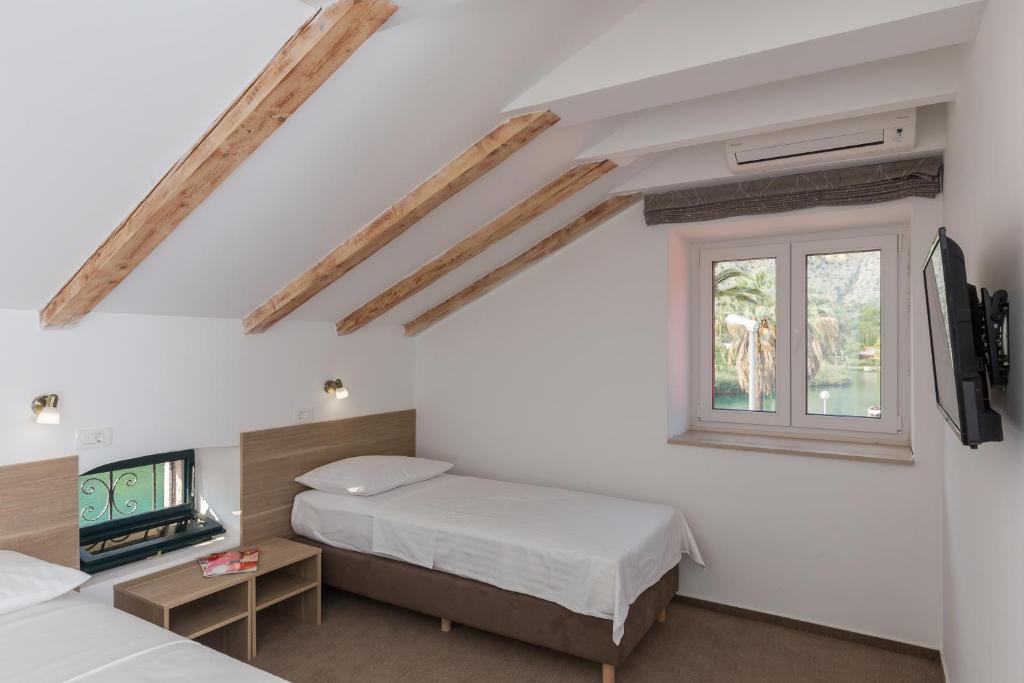 Televízia a/alebo spoločenská miestnosť v ubytovaní Hotel Vimbula - Komolac