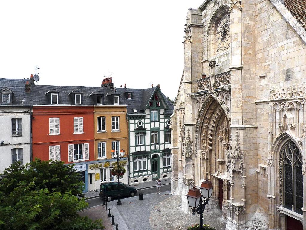 a view of a cathedral and some buildings at Atelier d'Art Saint Leonard in Honfleur