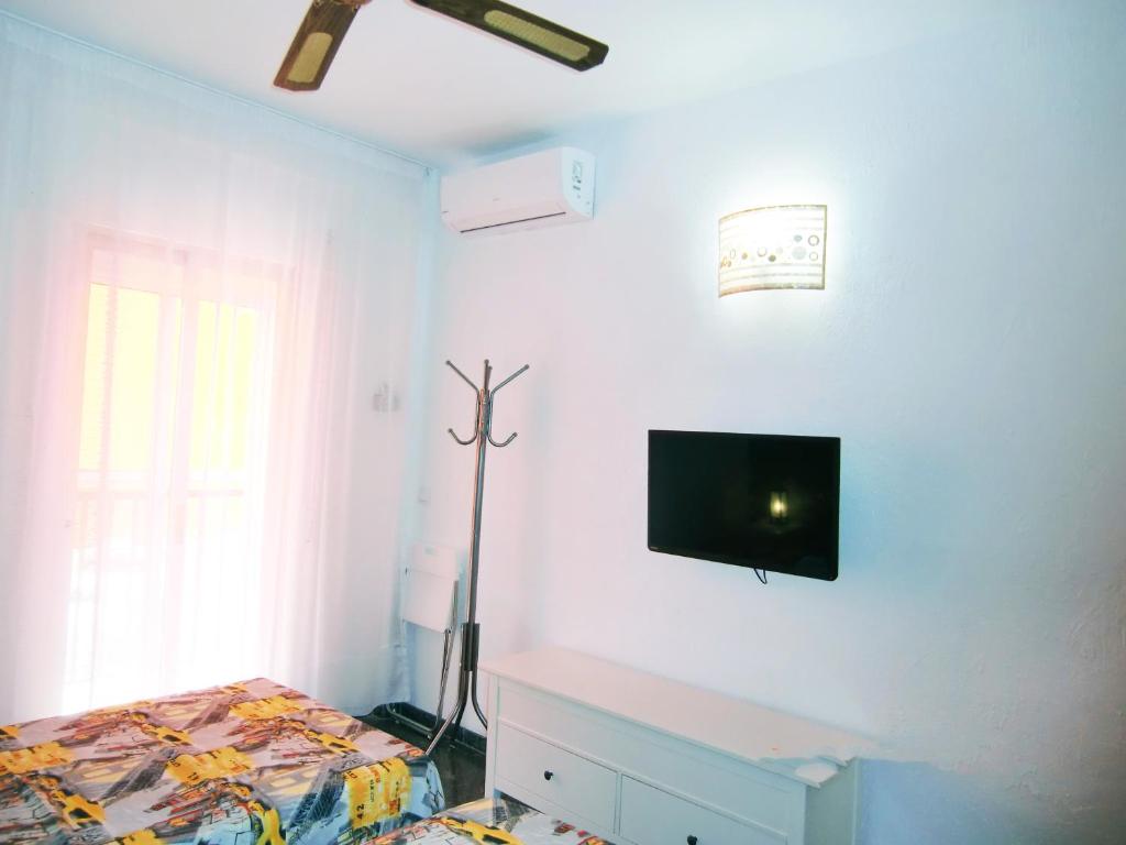 Televízia a/alebo spoločenská miestnosť v ubytovaní Apartamento con piscina a 150 metros playa Netflix P Video Aire Acondicionado calefacción toallas y sillas playa sombrilla 2 terrazas una sobre piscina centro ciudad 1 Smart TV por habitación