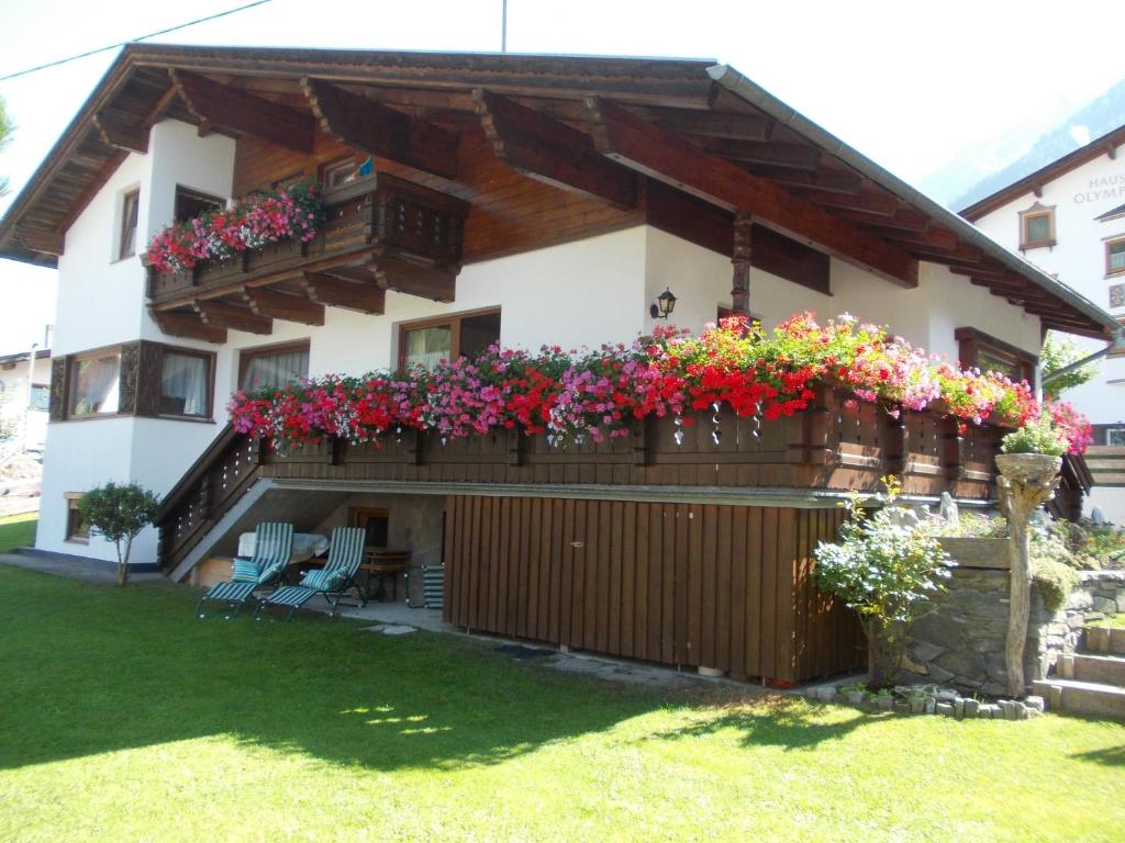 ein Haus mit einem Balkon mit Blumen darauf in der Unterkunft Haus Gerlinde Danler in Neustift im Stubaital