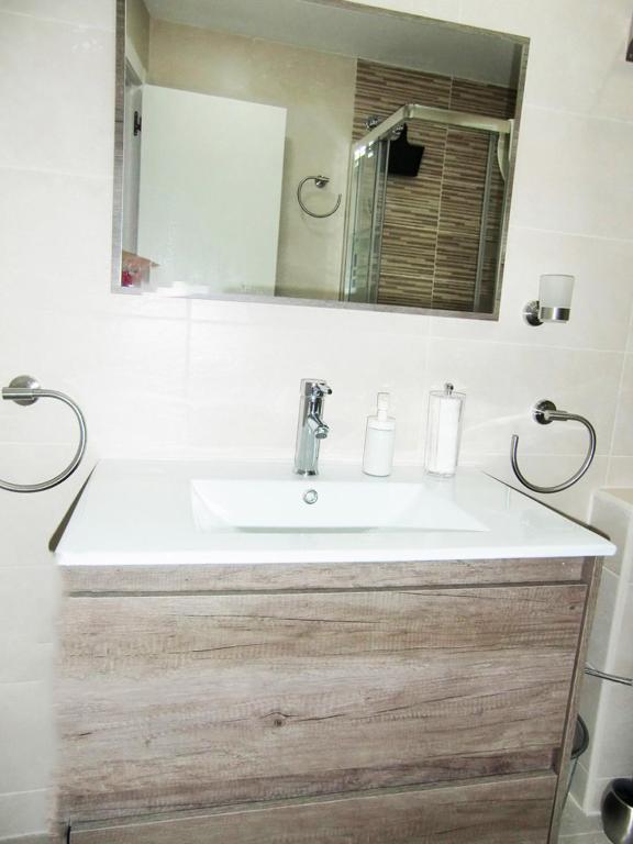 Kúpeľňa v ubytovaní Apartamento con piscina a 150 metros playa Netflix P Video Aire Acondicionado calefacción toallas y sillas playa sombrilla 2 terrazas una sobre piscina centro ciudad 1 Smart TV por habitación