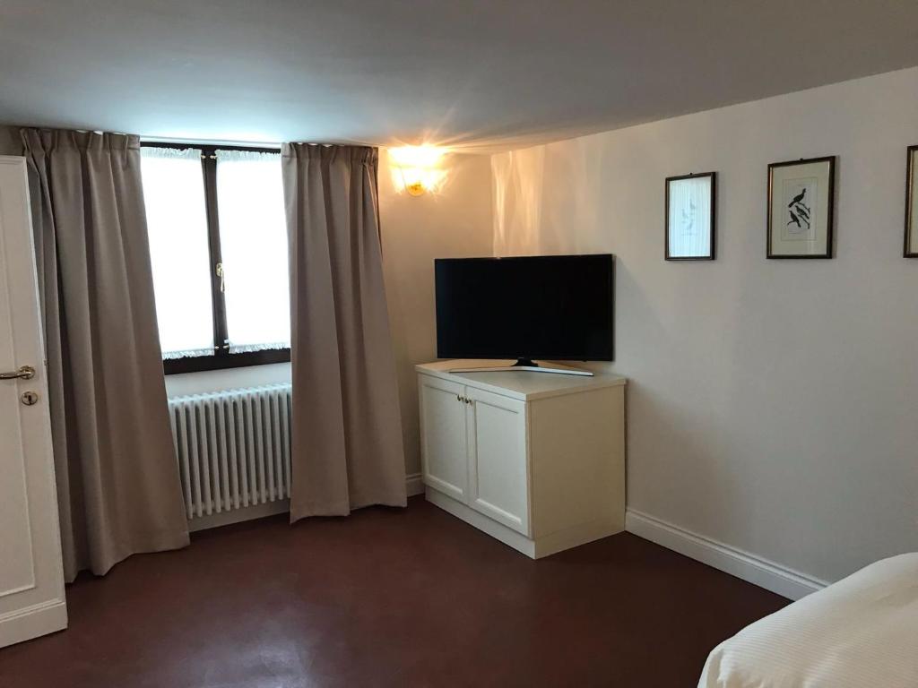 Televízia a/alebo spoločenská miestnosť v ubytovaní Suites alla Maddalena