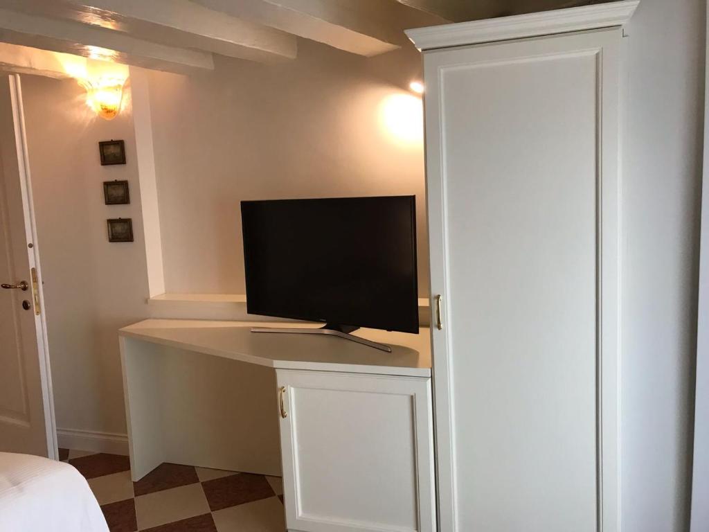 Televízia a/alebo spoločenská miestnosť v ubytovaní Suites alla Maddalena