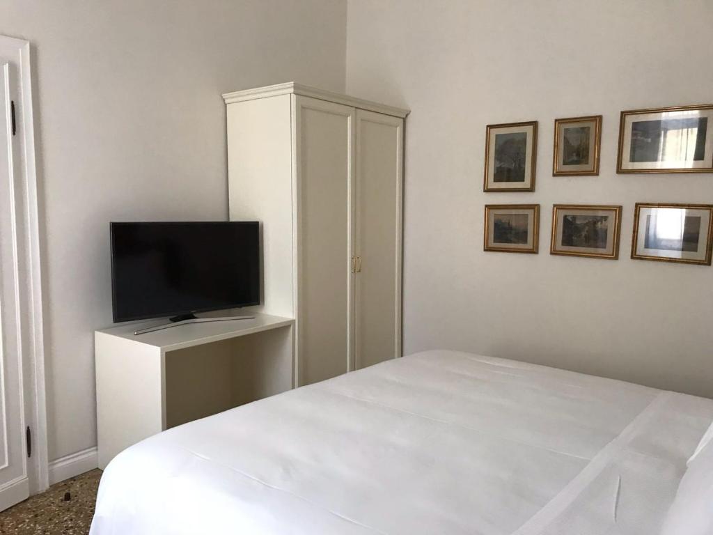 Televízia a/alebo spoločenská miestnosť v ubytovaní Suites alla Maddalena