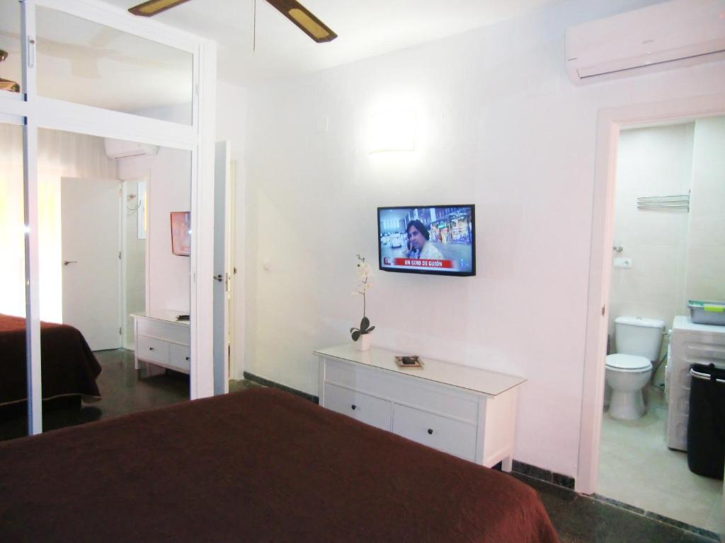 Televízia a/alebo spoločenská miestnosť v ubytovaní Apartamento con piscina a 150 metros playa Netflix P Video Aire Acondicionado calefacción toallas y sillas playa sombrilla 2 terrazas una sobre piscina centro ciudad 1 Smart TV por habitación