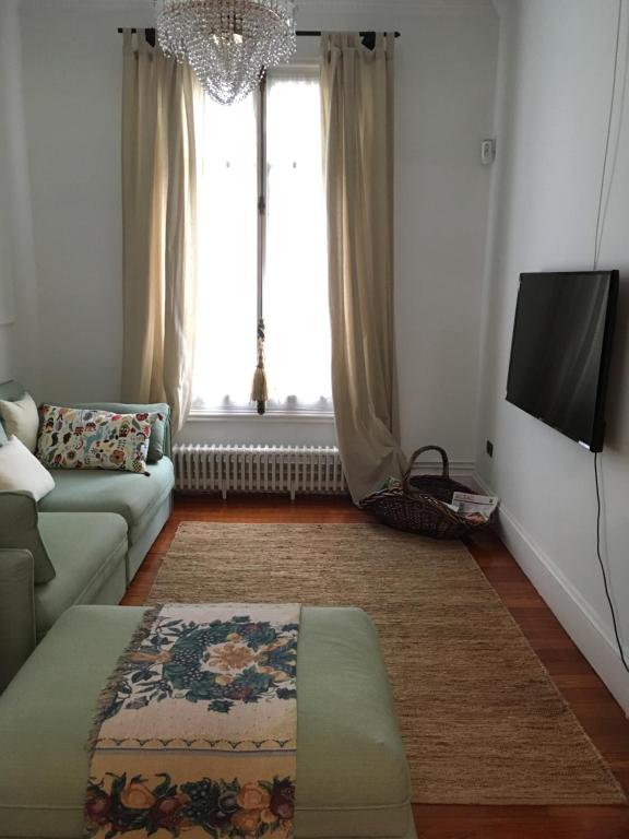salon z kanapą i oknem w obiekcie Apartamento en el centro de Bilbao w mieście Bilbao