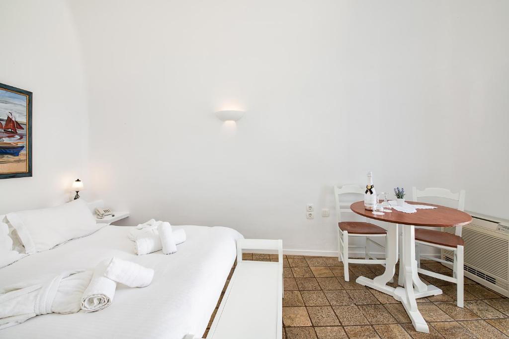 Postel nebo postele na pokoji v ubytování Pantelia Suites
