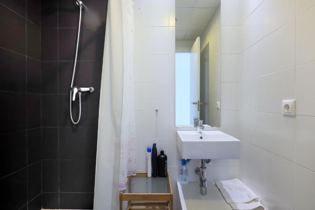 A bathroom at Apartamentos Centro Cordoba by MiRa