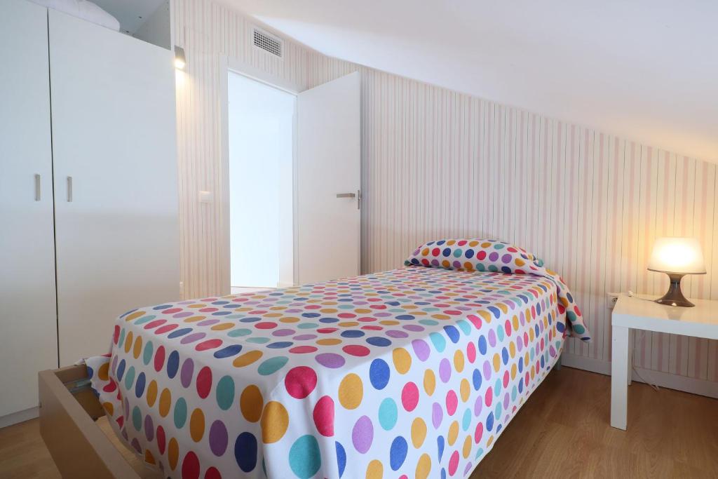 A bed or beds in a room at Apartamentos Centro Cordoba by MiRa