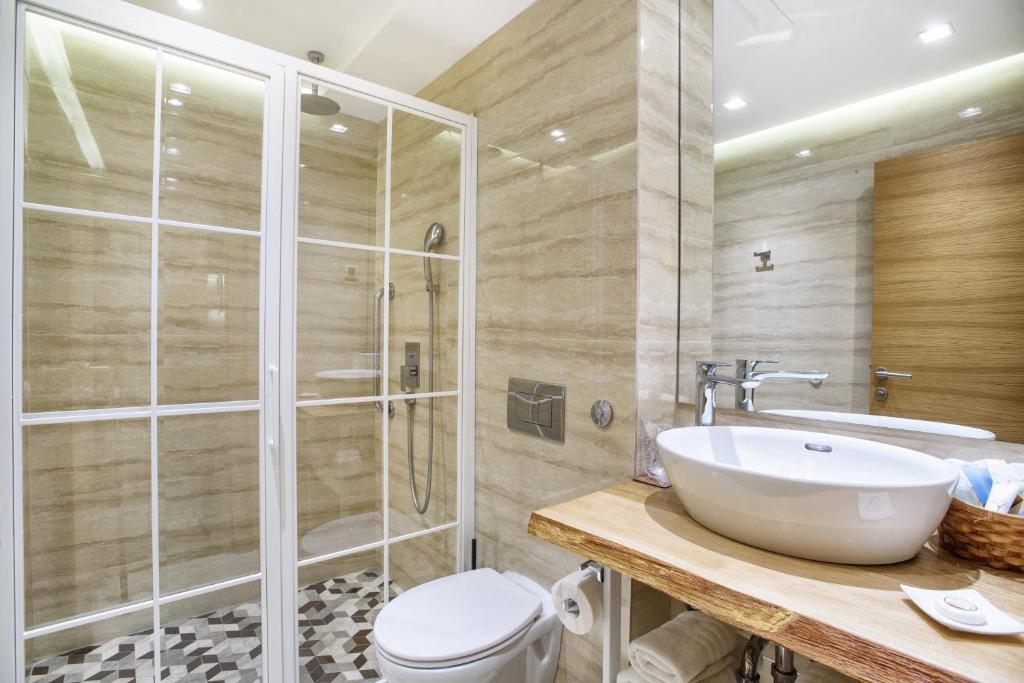 Baðherbergi á One Luxury Suites