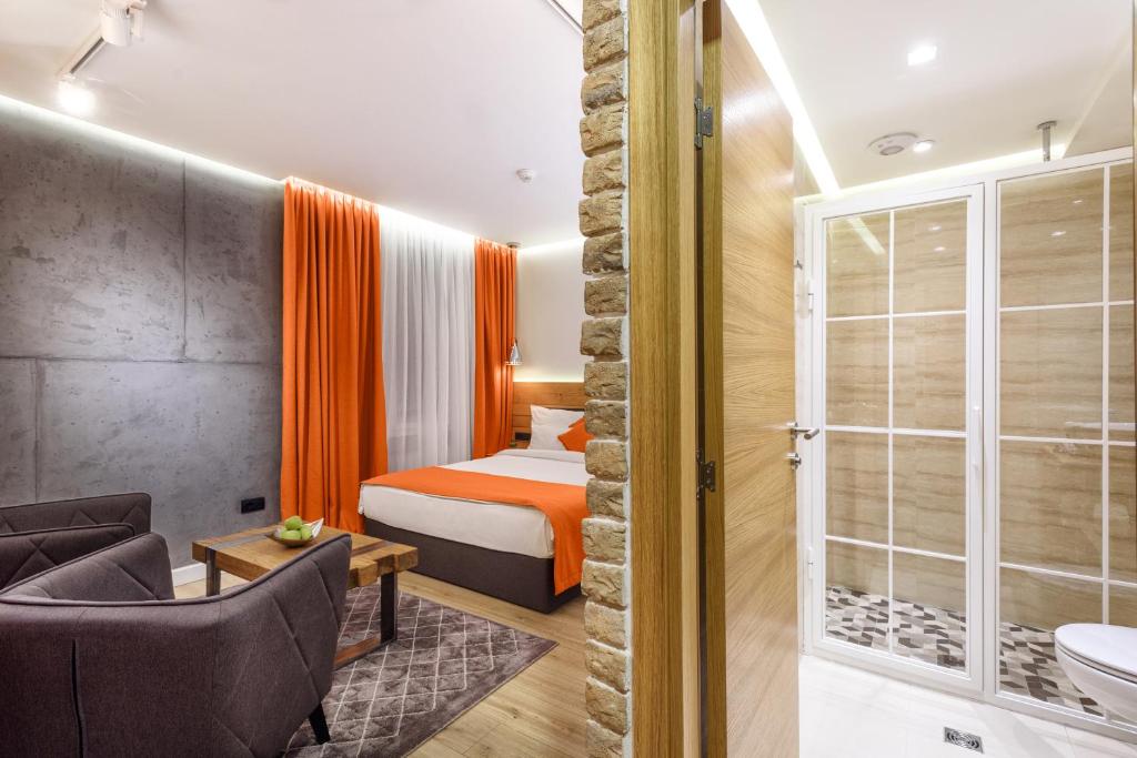 Rúm í herbergi á One Luxury Suites