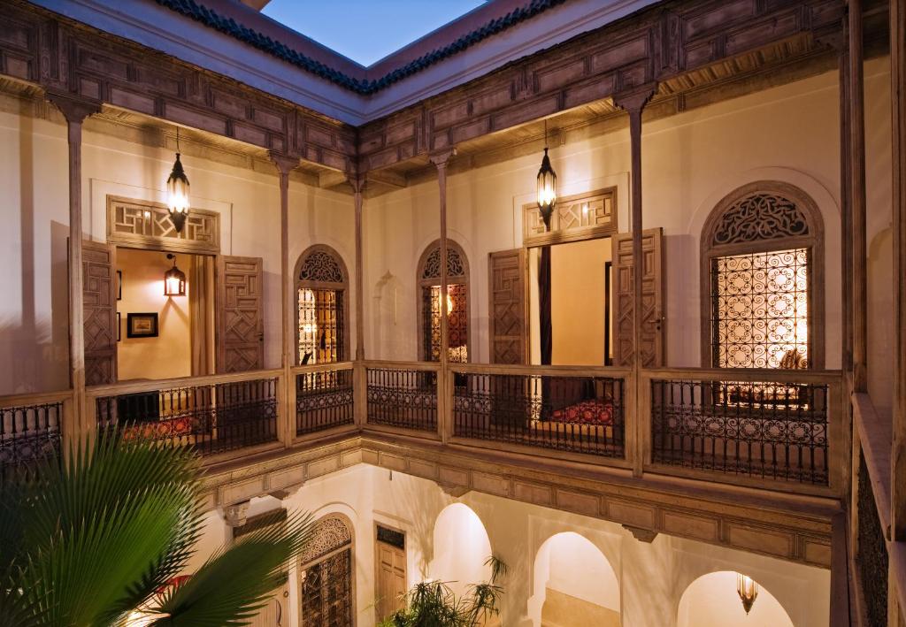 une cour intérieure d'un immeuble avec un balcon dans l'établissement Riad Tzarra, à Marrakech