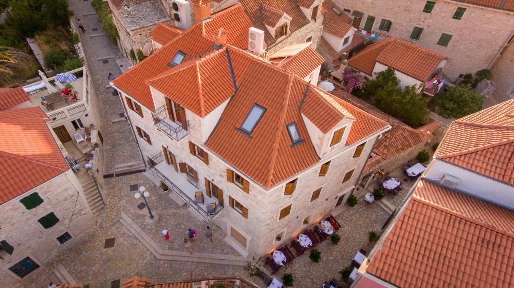 vista sul soffitto di un edificio con tetto arancione di Vila Magdalena a Supetar (San Pietro di Brazza)