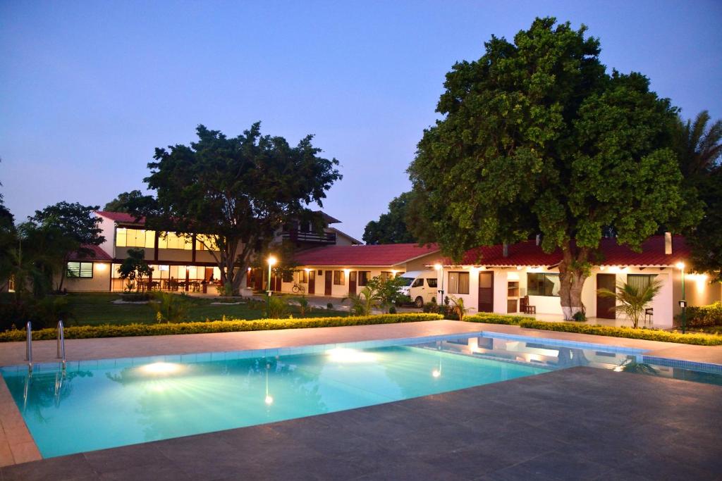 สระว่ายน้ำที่อยู่ใกล้ ๆ หรือใน Los Jazmines Hotel Resort