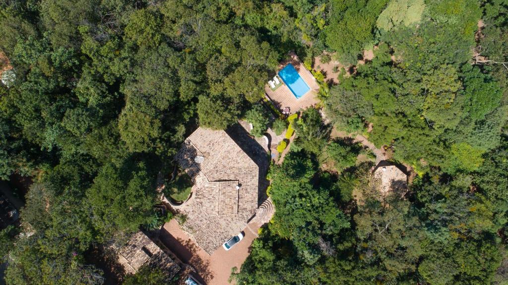 an overhead view of an old house in the forest at Pousada Canto No Bosque in Lençóis