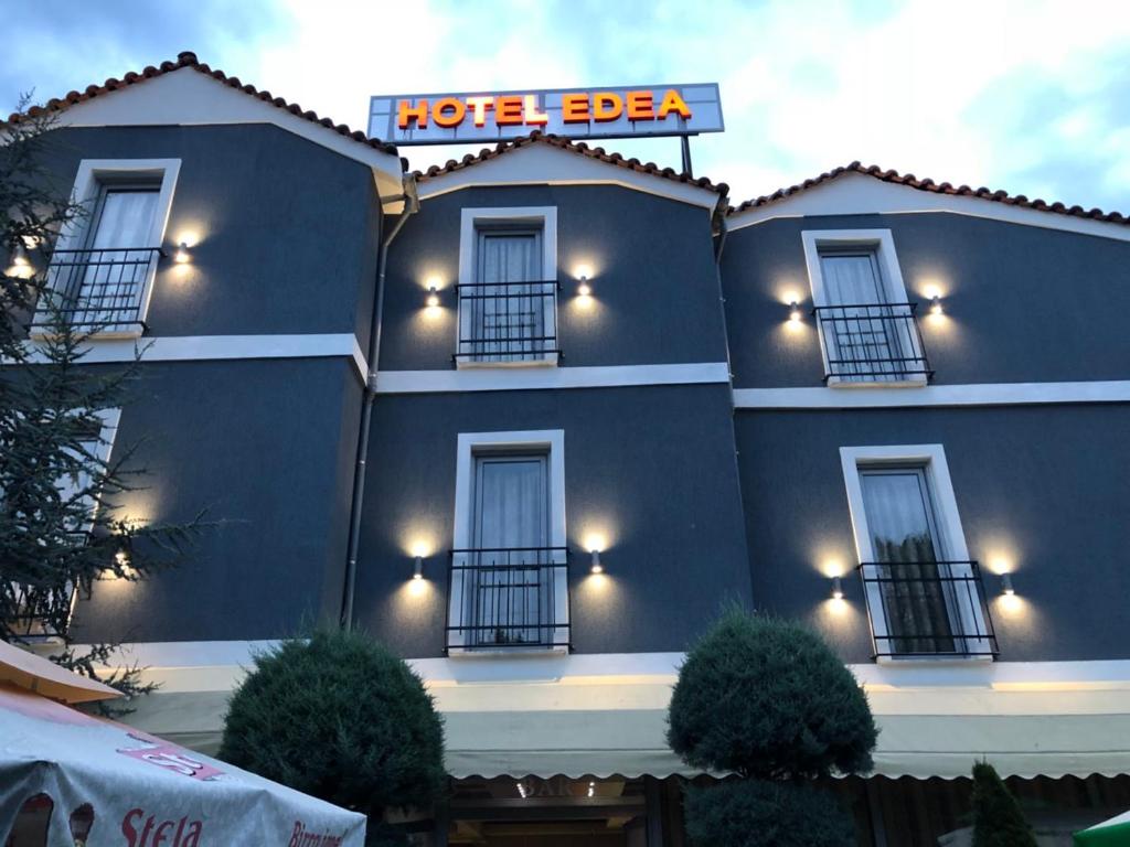 un edificio azul con un signo beta de hotel en él en Hotel EDEA, en Korçë