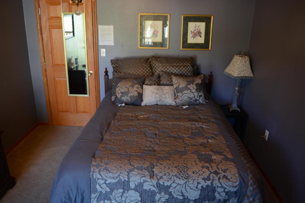 Postel nebo postele na pokoji v ubytování A Hyde Away Inn B&B