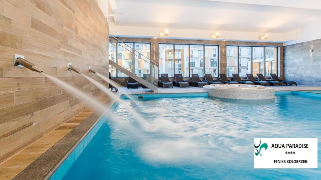 コウォブジェクにあるApartament Feniks Kołobrzeg Aqua Paradiseの水を利用したホテルのプールを利用できます。