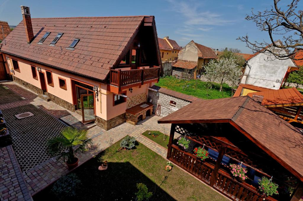 uma vista superior de uma casa com um telhado em Vila Ambient em Cristian