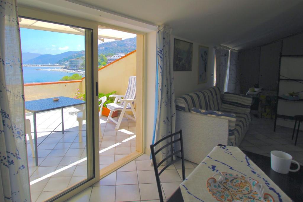 カーポ・ドルランドにあるLe Case del Borgo - Perlaの海の景色を望むバルコニー付きの客室です。