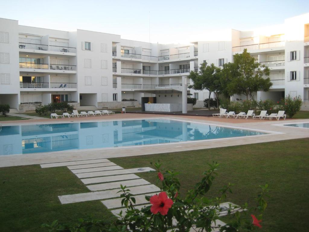Homey Luxury Apartment, Direct access to pool, Close to beach & town with AC