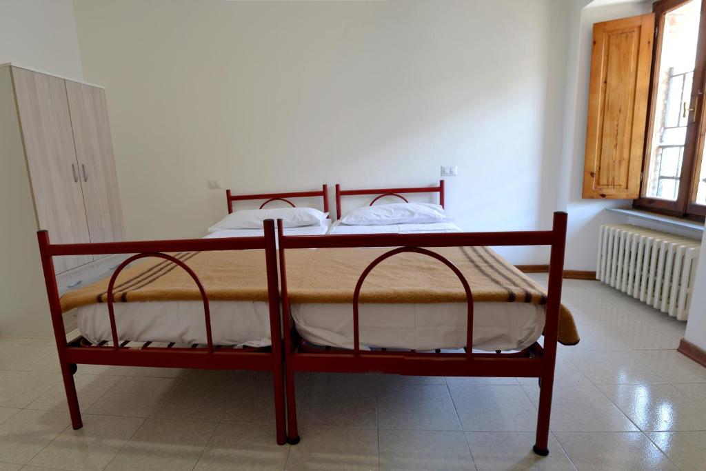 Łóżko lub łóżka w pokoju w obiekcie Ostello del Parco di Monte Cucco