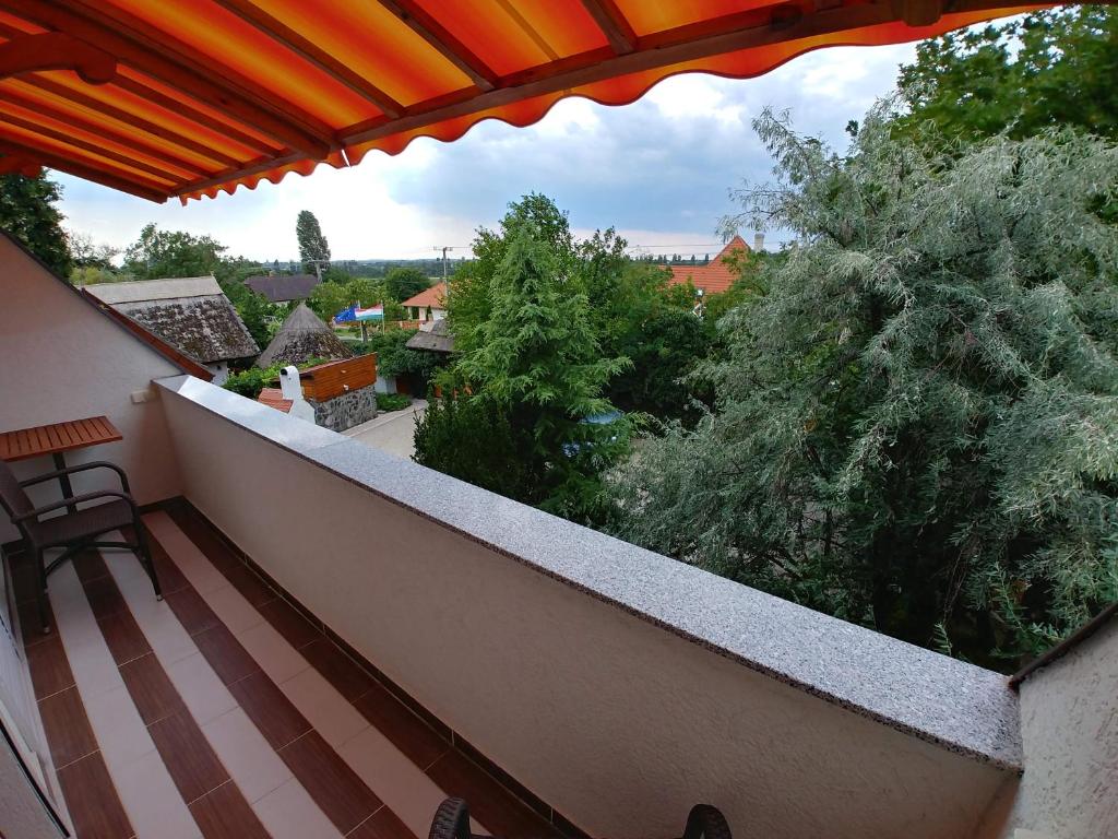 Balkón alebo terasa v ubytovaní Zöld sziget Apartmanház