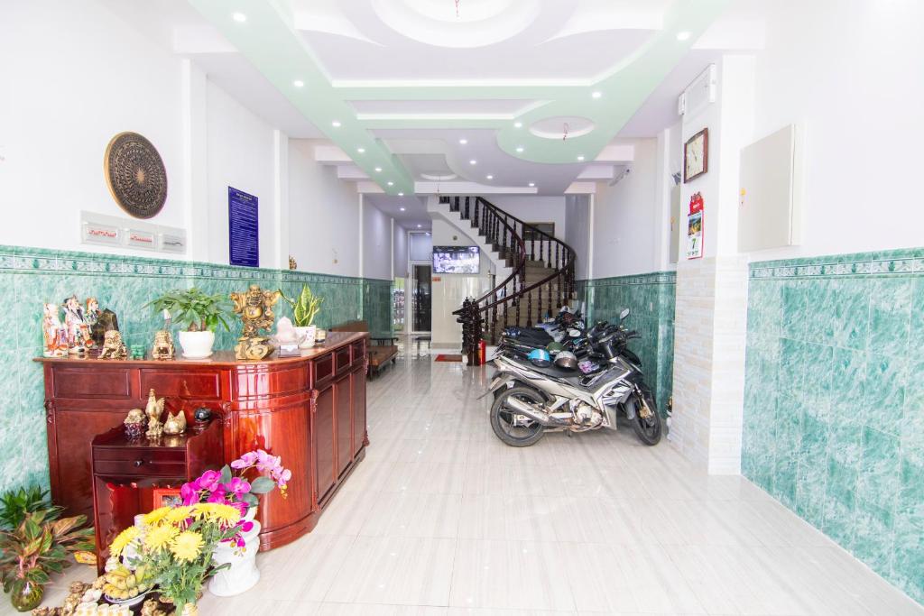 頭頓的住宿－Thế Giang Hotel，存放在走廊的摩托车商店