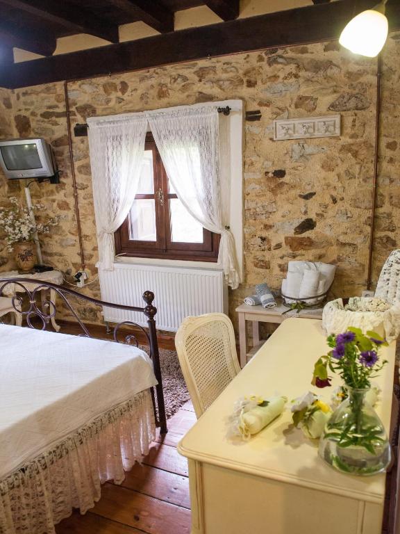 Postel nebo postele na pokoji v ubytování To Archontiko Guesthouse Villa