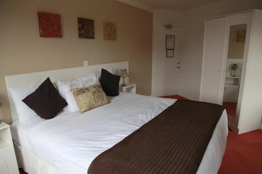 Postel nebo postele na pokoji v ubytování Dalton Inn Hotel