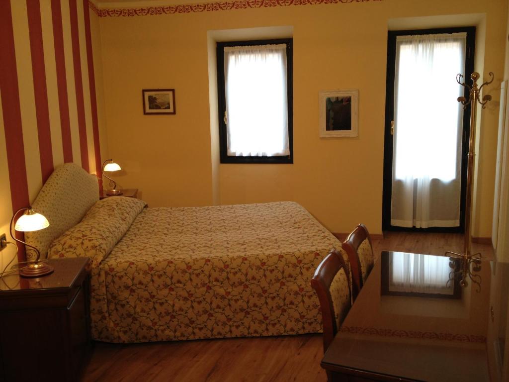 La Dependance - Two Connecting Rooms (5 Adults)
