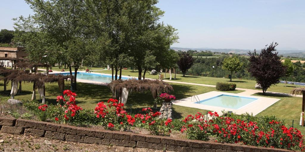 Bazén v ubytovaní Agriturismo Rio Coverino alebo v jeho blízkosti