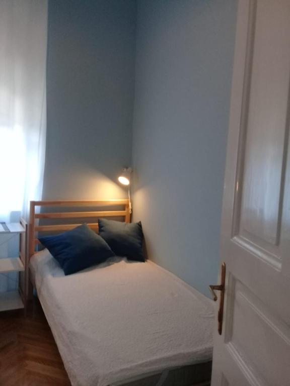 Postel nebo postele na pokoji v ubytování Room next to Porto Montenegro