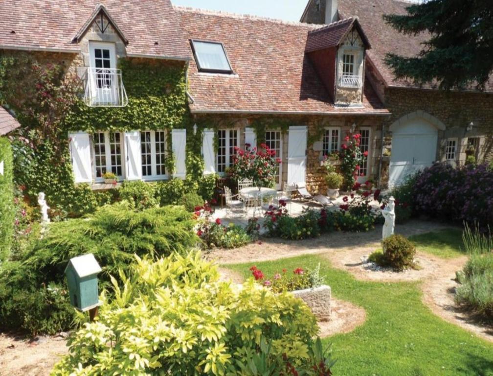 a house with a garden in front of it at 7 , le Haut Montrayé in Pacé