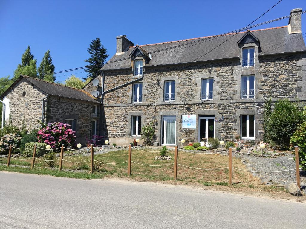 an old stone house on the side of the road at La Vieille Boulangerie in Langourla