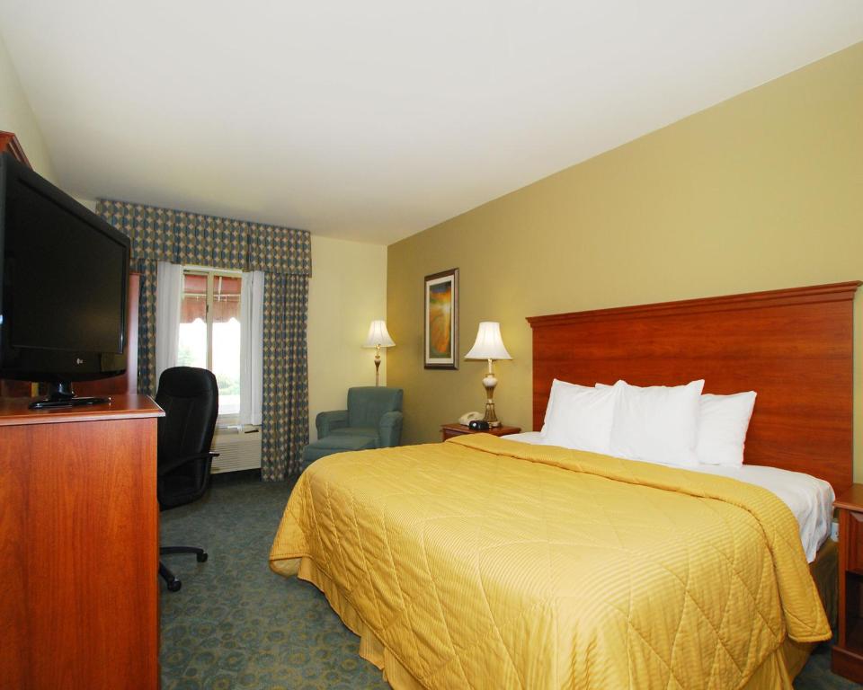 Quality Inn & Suites Germantown North - Queen Room - Non-Smoking