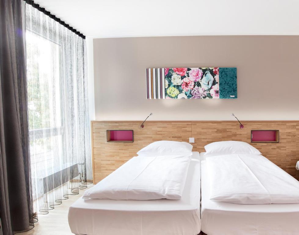 Postel nebo postele na pokoji v ubytování fab Hotel