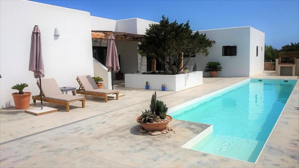 uma villa com uma piscina e uma casa em cansantidesmonestir em La Mola