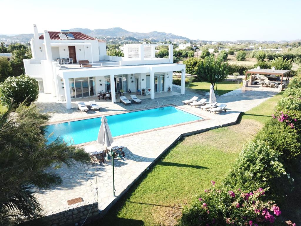 Bazén v ubytování Belvedere Beachfront Villa nebo v jeho okolí