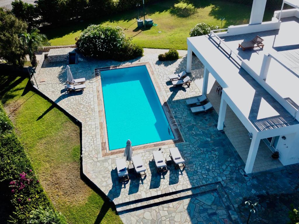 Bazén v ubytování Belvedere Beachfront Villa nebo v jeho okolí