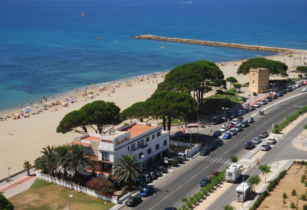 una vista aérea de una playa con personas y coches en Apartamentos Haus Am Meer, en Cambrils