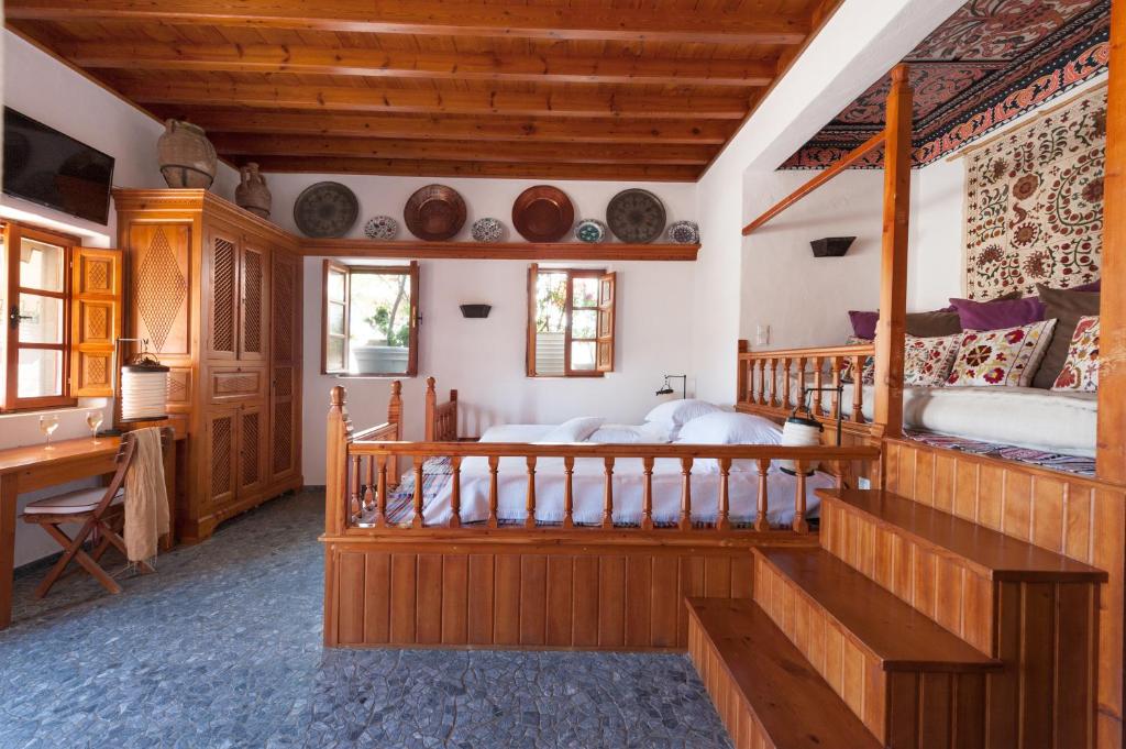 Postel nebo postele na pokoji v ubytování Melenos Art Boutique Hotel