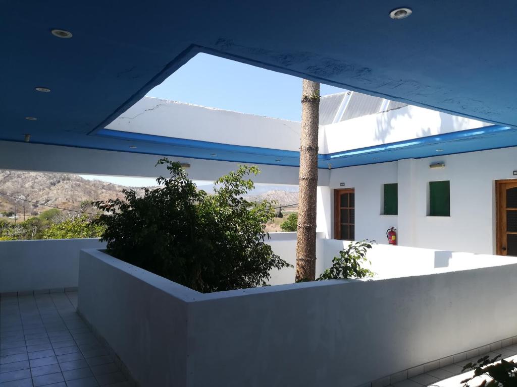 - une vue depuis le balcon d'une maison dans l'établissement Amaliahotel, à Apolakkiá