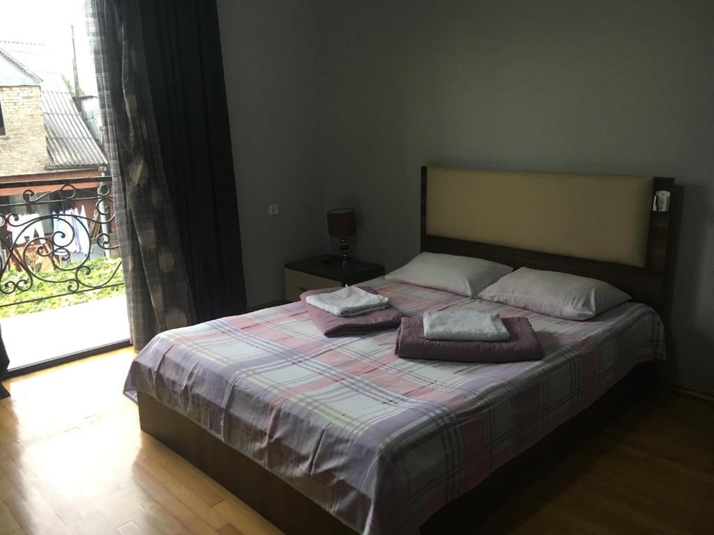 Postel nebo postele na pokoji v ubytování Gurami Guest House 1