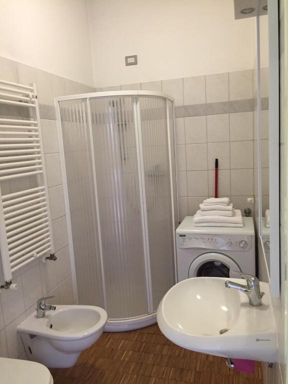 łazienka z umywalką i pralką w obiekcie Cartiera w mieście Cannobio
