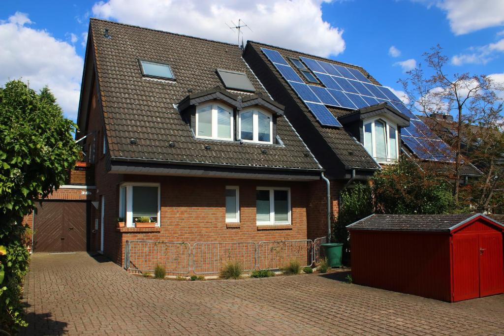 ノイスにあるApartment Am Mühlenbuschの屋根に太陽光パネルがたくさんある家