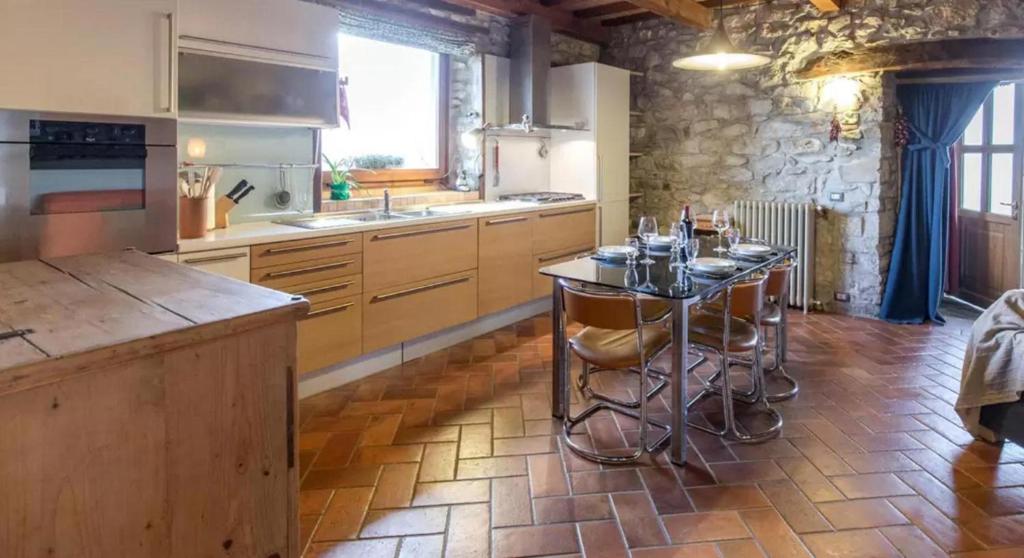 Kuchyň nebo kuchyňský kout v ubytování Casa Mazzocchi Vista su Poppi